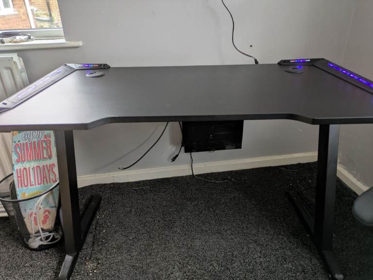 (RRP £548) LED CHASING LIGHTS GAMING TABLE WITH LEATHER MASSAGE CHAIR WITH FOOT REST 