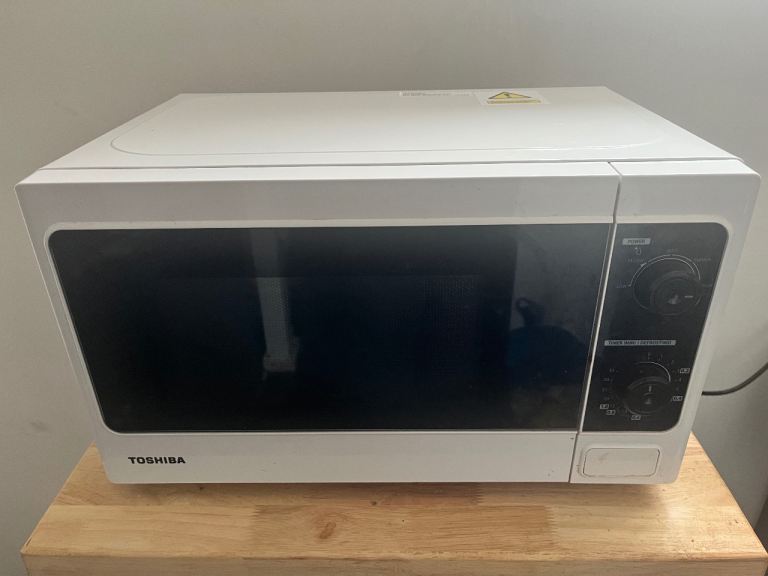 Toshiba Microwave Oven - White, Good Working Order
