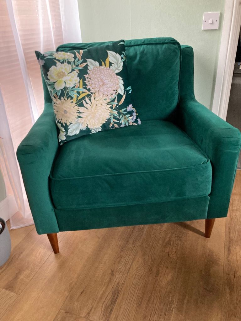 Green Velvet Armchair with Wooden Legs – Good Condition