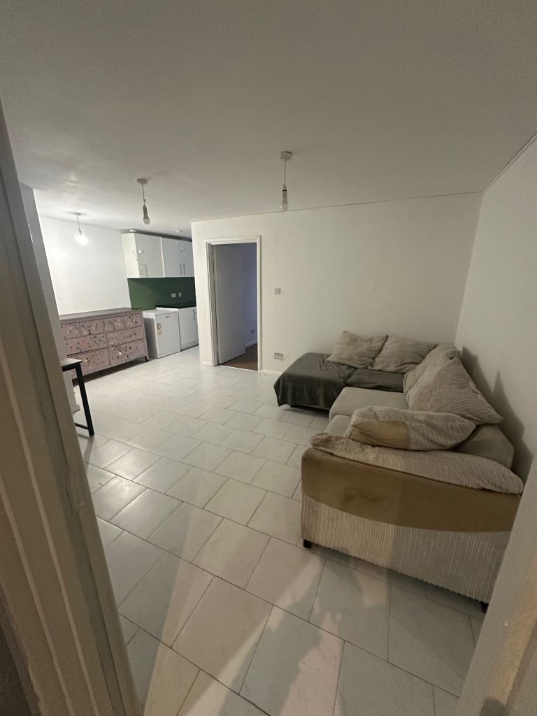 1 bed room flat for rent in Waltham Abbey £990pcm  Electricity/gas/water included)