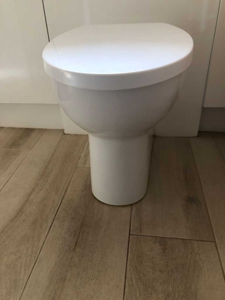  Back to Wall white ceramic toilet with soft closure lid 