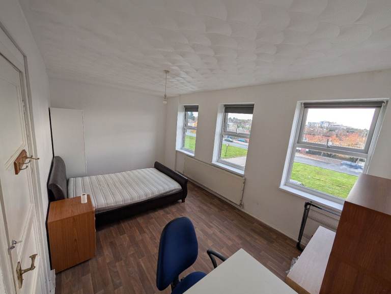 Large double room to let in shared house 695/month, all bills included
