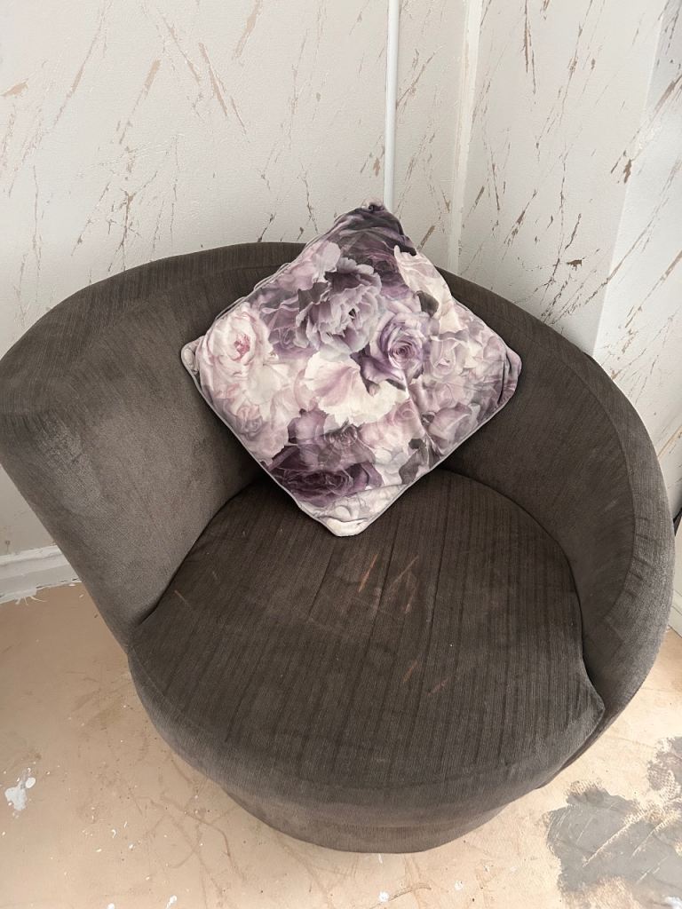 FREE.!!!!!!! Grey dfs swivel chair FREE.!!!!!!! 