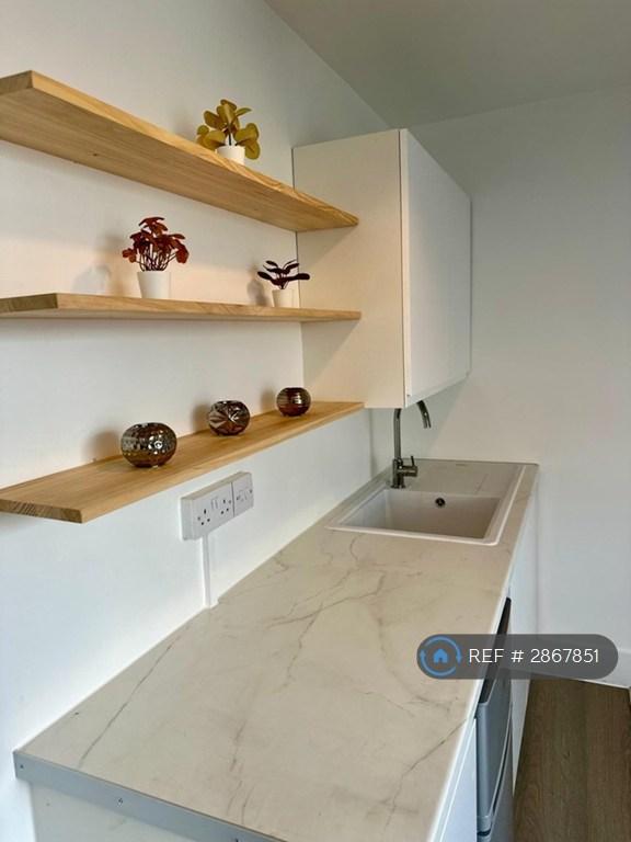 1 bedroom in College Road, Reading, RG6 (#2867851)