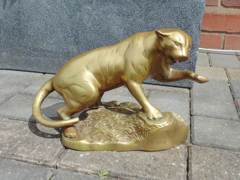 (#1631) brass panther wild cat animal statue ornament (Pick up or post, Dy4 area)