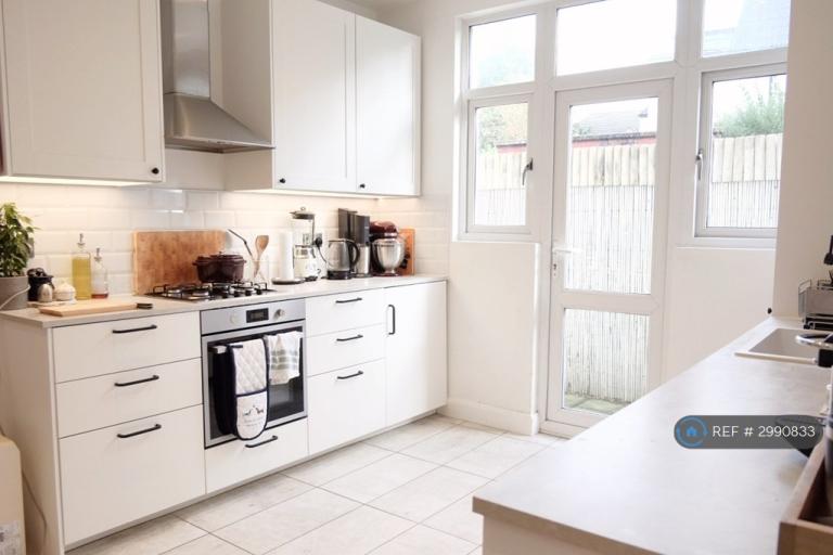 2 bedroom flat in Clarendon Road, London, SW19 (2 bed) (#2990833)