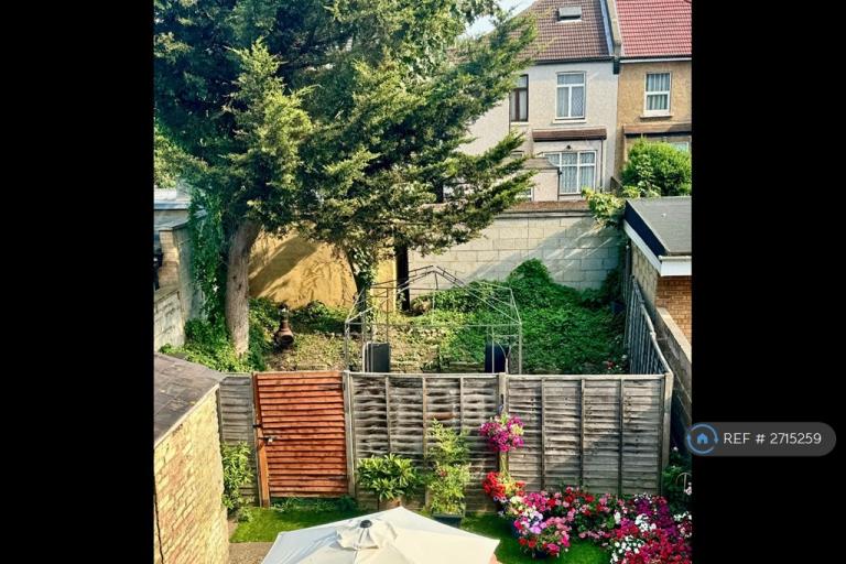 3 bedroom flat in Wellesley Road, Ilford, IG1 (3 bed) (#2715259)