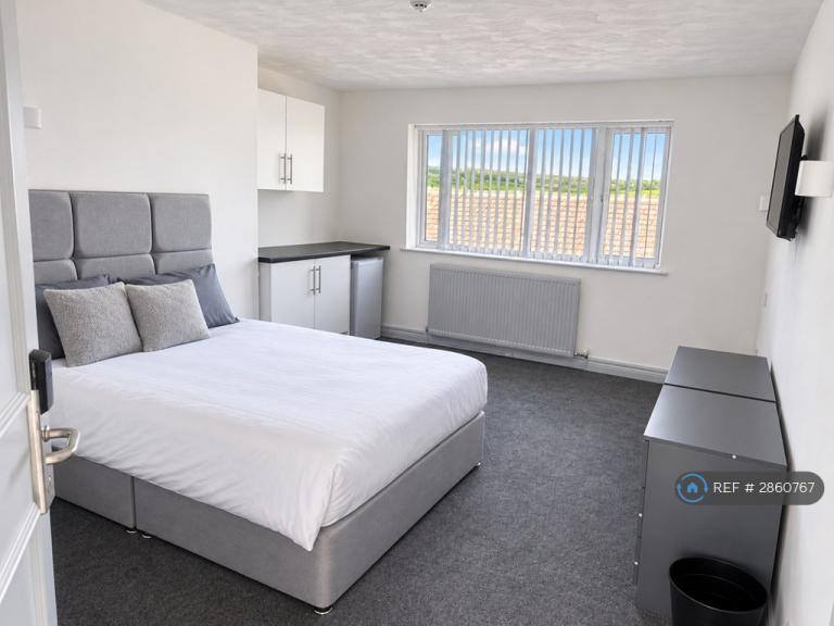 1 bedroom flat in Rochdale Road, Denshaw, Oldham, OL3 (1 bed) (#2860767)