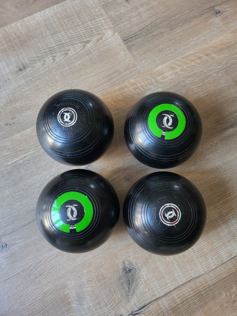 Size 4 Henselite bowls 