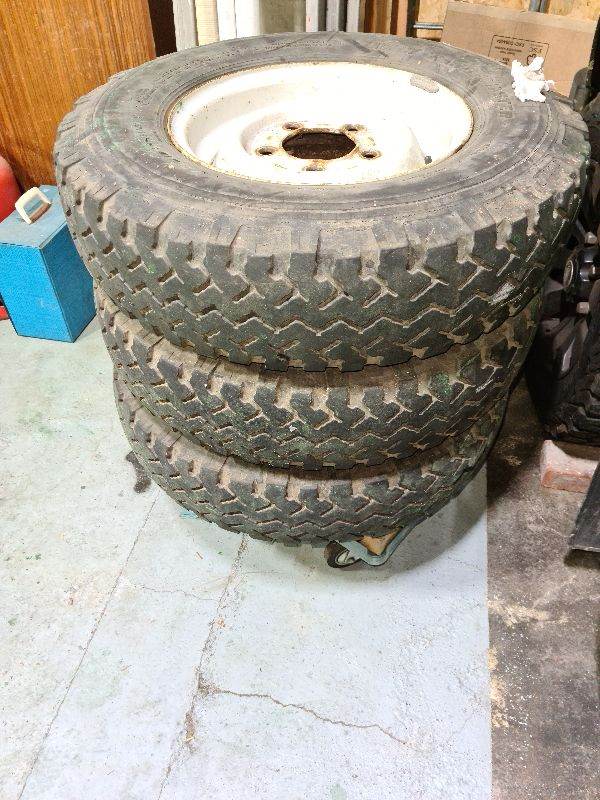 Land Rover Defender rims and tyres