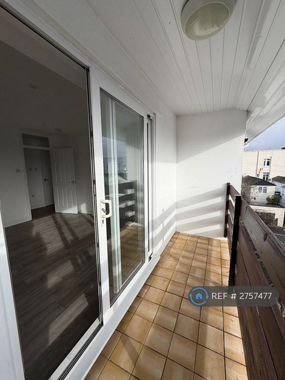 1 bedroom flat in Portland Court, Torquay, TQ1 (1 bed) (#2757477)