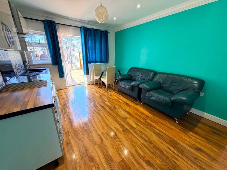 All Inclusive Excellent condition spacious GF One Bedroom Flat with backyard-Chadwell Heath