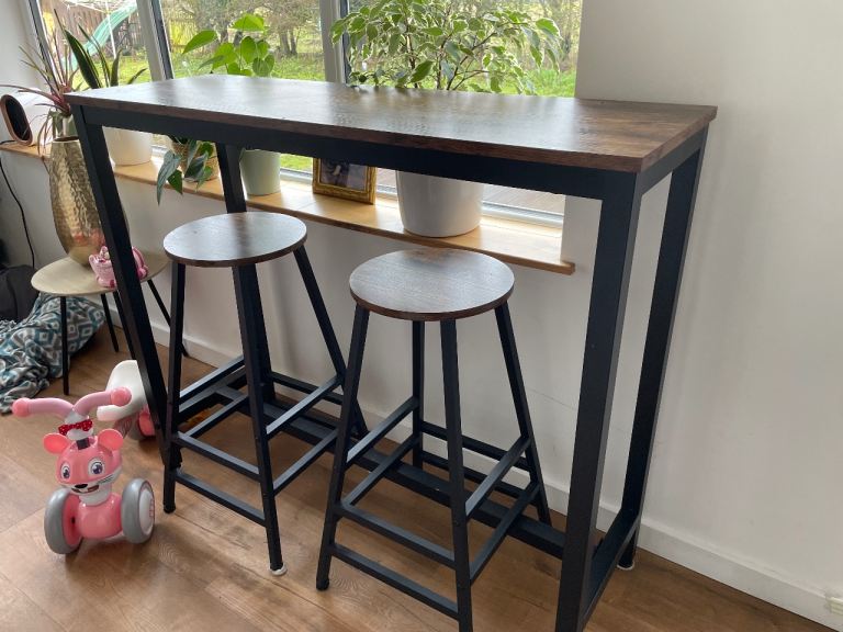 Tall breakfast bar and 2 stools