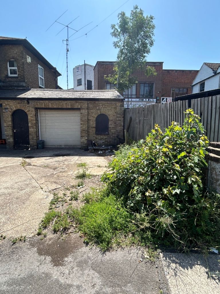 Garage to let with 2 car parking spaces in front on main u bridge rd 