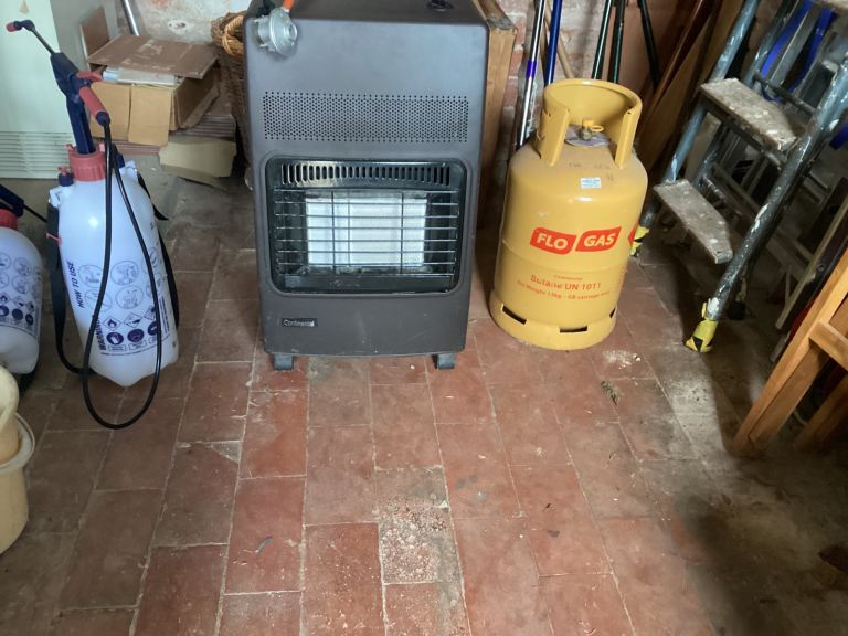 Portable Gas Heater on Wheels – Brown, with nearly full bottle.Good Condition