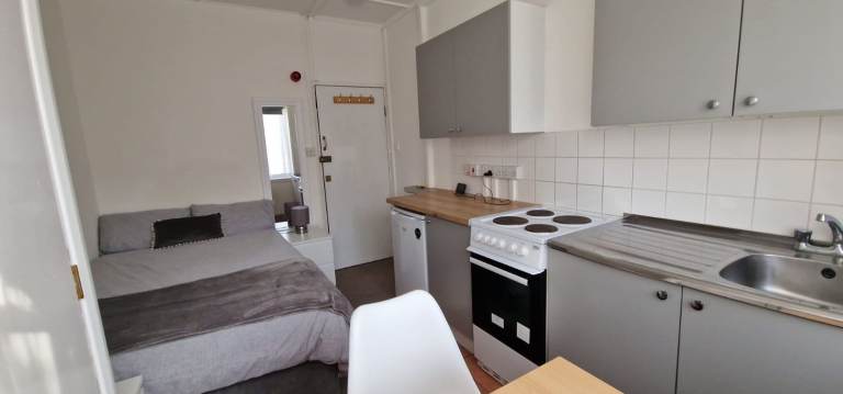 Double bedsit to rent in Bayswater