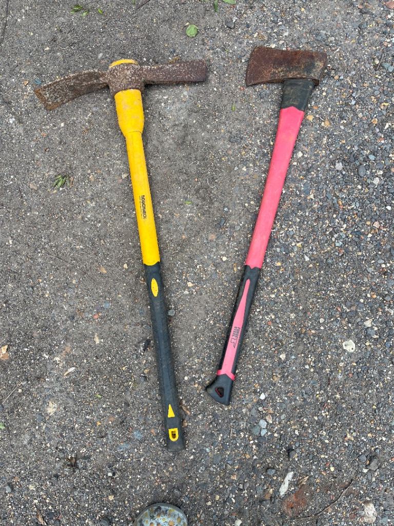 Roughneck Pick axe and axe