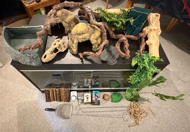 4x2x2 black vivarium and decorations etc…