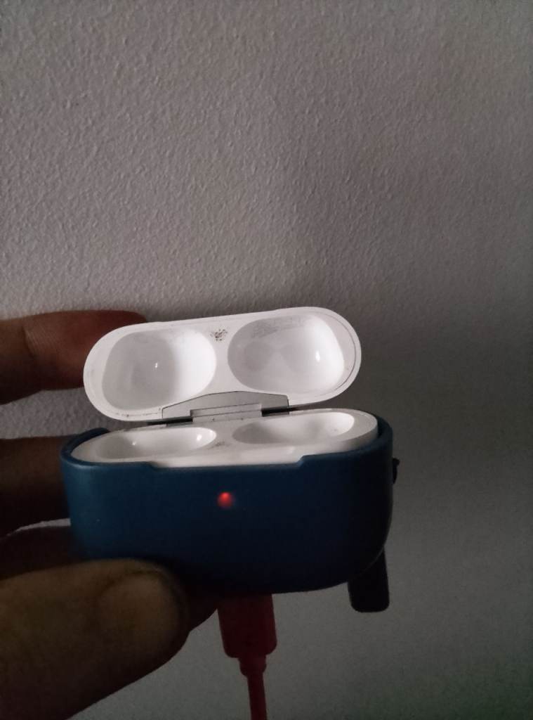 Apple air pods charging case (2nd generation)