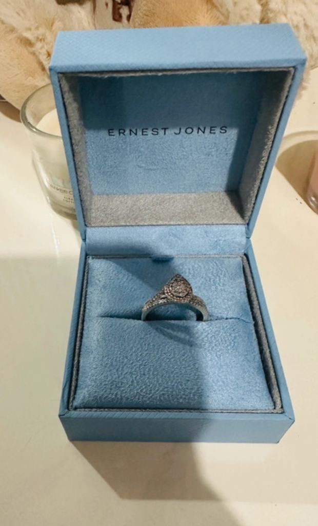 Immaculate condition Ernest Jones 9ct white gold 0.25Ct Diamond Ring Bridal Set RRP £1800