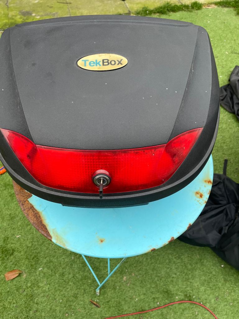 Large motorcycle top box and securing plate