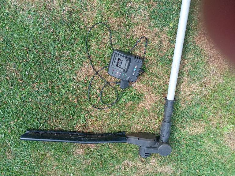 Worx WG252E Cordless Long Reach Hedge Trimmer with Charger