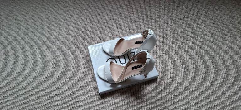 Quizz open to sandals with block hells, nearly new