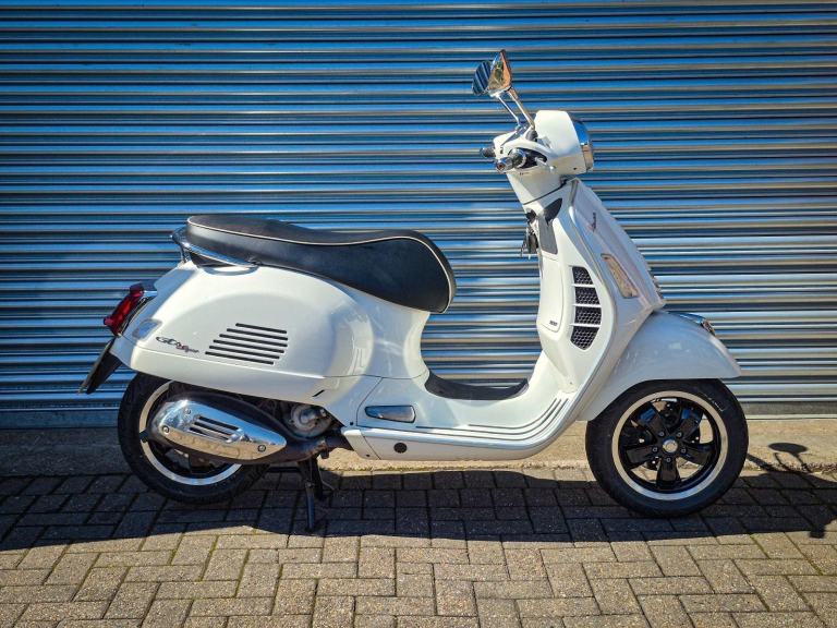 Piaggio Vespa GTS 300 Super