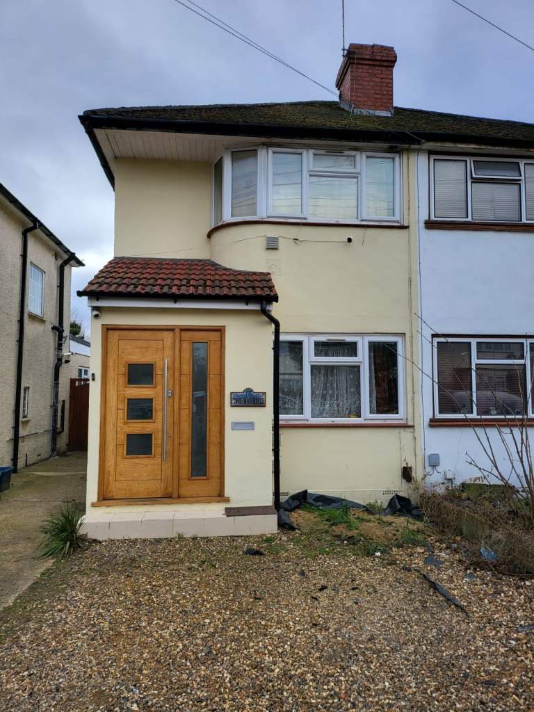 AVAILABLE NOW – 4 BEDROOM SEMI-DETACHED HOME NEAR HEATHROW