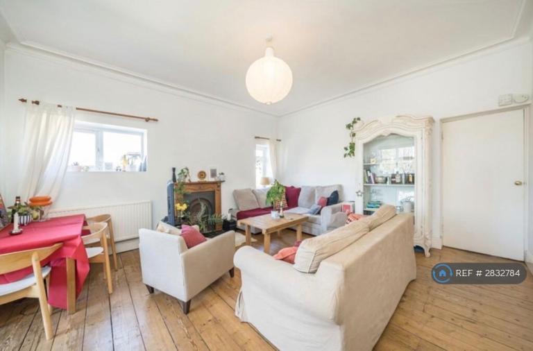 2 bedroom flat in Longley Road, London, SW17 (2 bed) (#2832784)