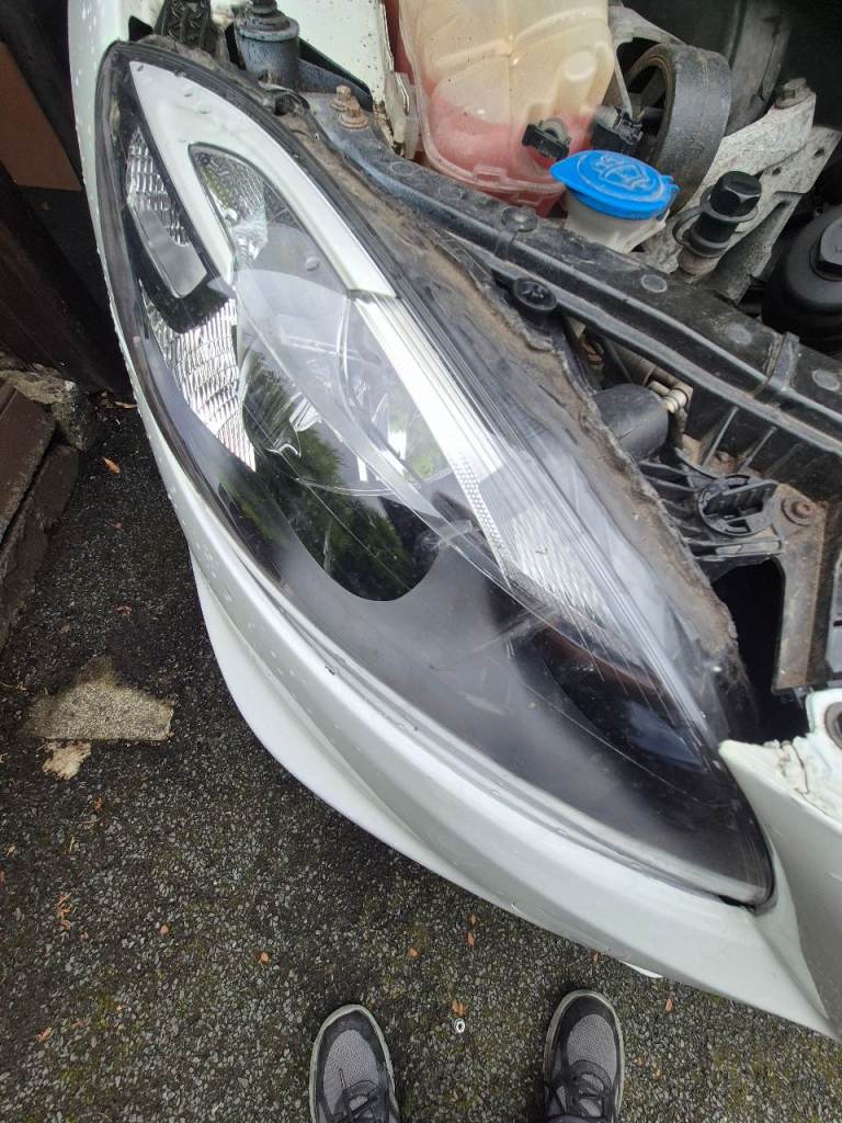 Volvo v40 driver side headlight