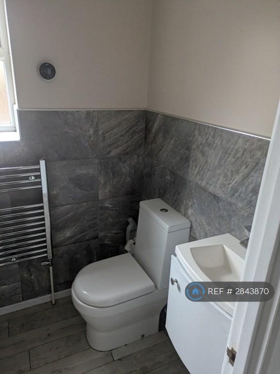 1 bedroom flat in The Meadway, Horley, RH6 (1 bed) (#2843870)