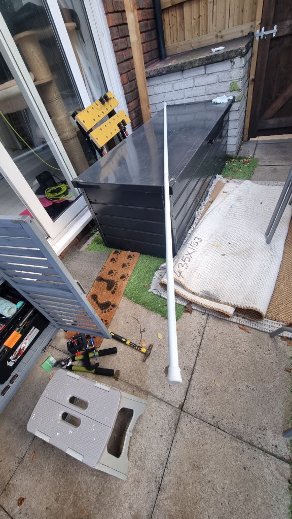 Telescopic tension rod for curtains 