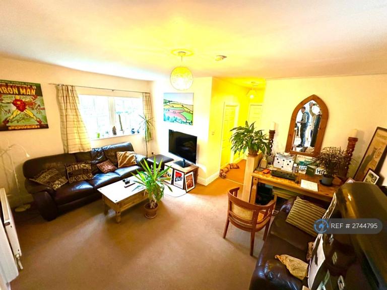 2 bedroom flat in The Lodge, Crediton, EX17 (2 bed) (#2744795)
