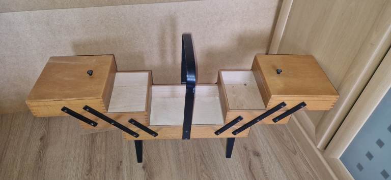 Large Vintage Arts & Crafts Wooden Standing Concertina Sewing Box a2