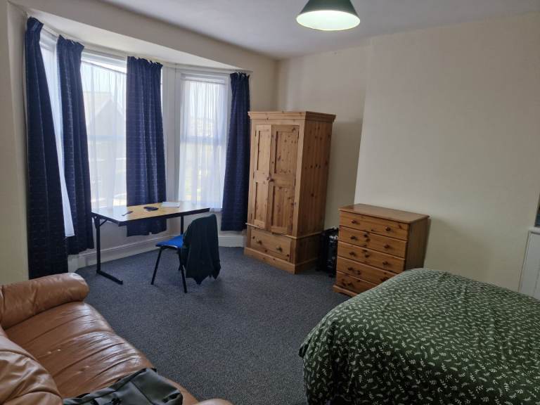 Double room for rent in a shared house near dockyard