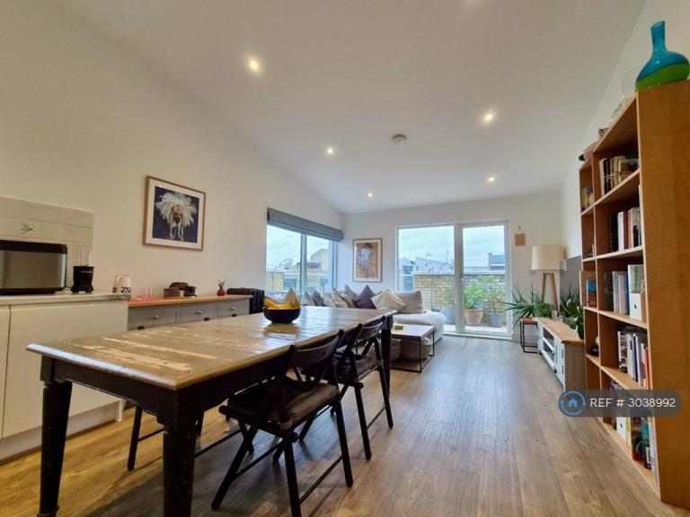 3 bedroom flat in Frazer Nash Close, Isleworth, TW7 (3 bed) (#3038992)
