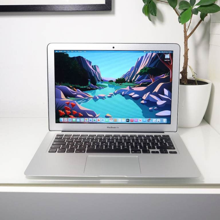 MacBook Air 2017 (13-inch)/ i5 processor/ 8GB RAM/ SSD