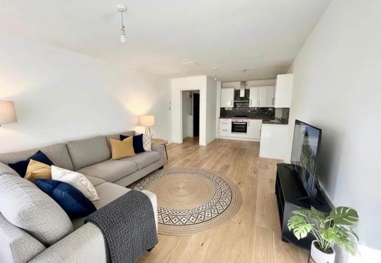 1 Bed Flat w/ Priv Terrace - Close to Station 