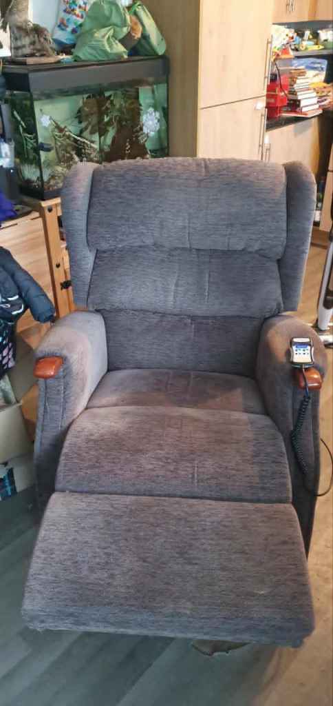 grande size celebrity westbury dual motor rise recline chair RARE (READ LISTING)