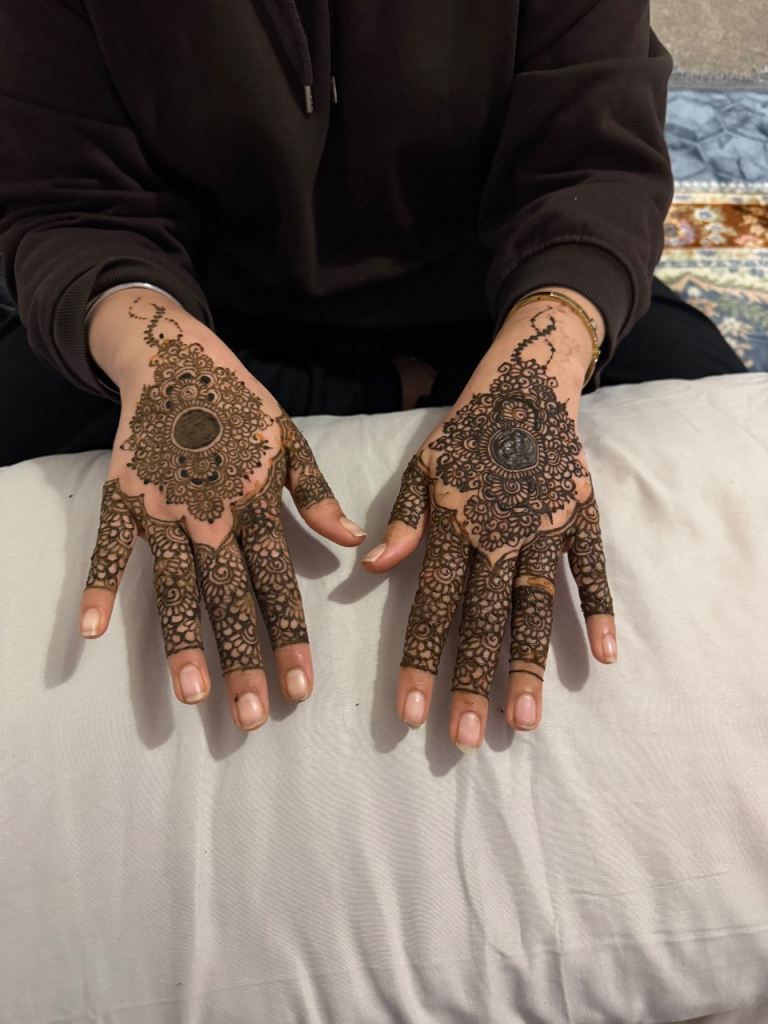 Mobile henna artist