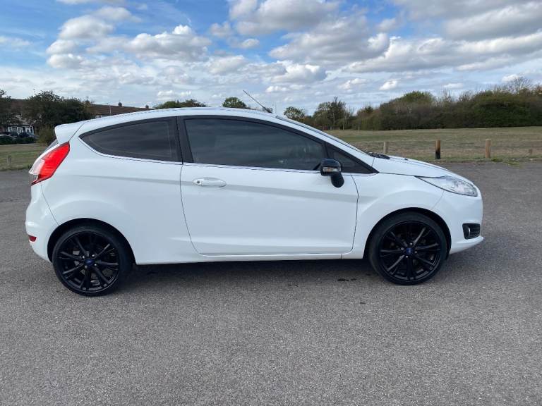 FORD FIESTA  1.0t  ZETEC  ECOBOOST  3 DOOR 5 SPEED  IN VGC  NEW BELTS NEW MOT WARRANTY GIVEN