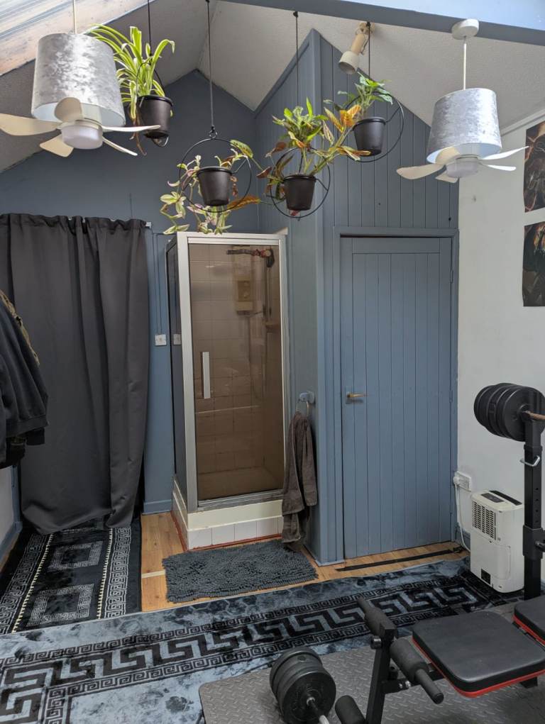 1-bed self-contained studio flat for rent in Downend