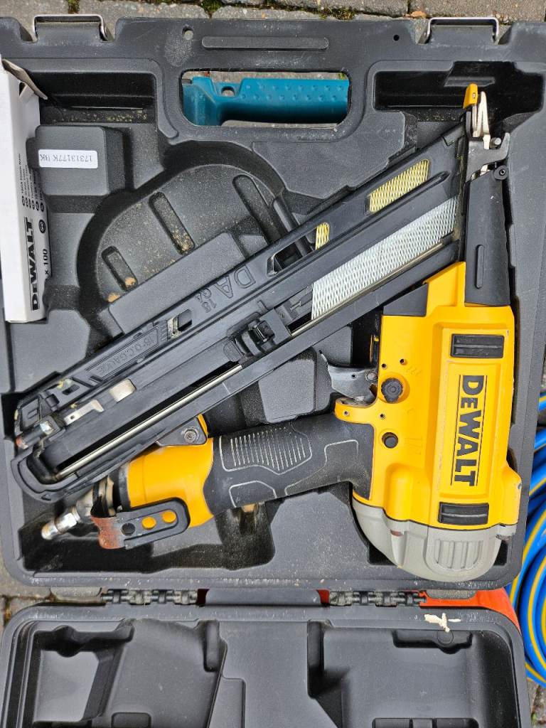 DeWalt Makita Colt 200 Air Compressor & Nail Guns – Good Condition