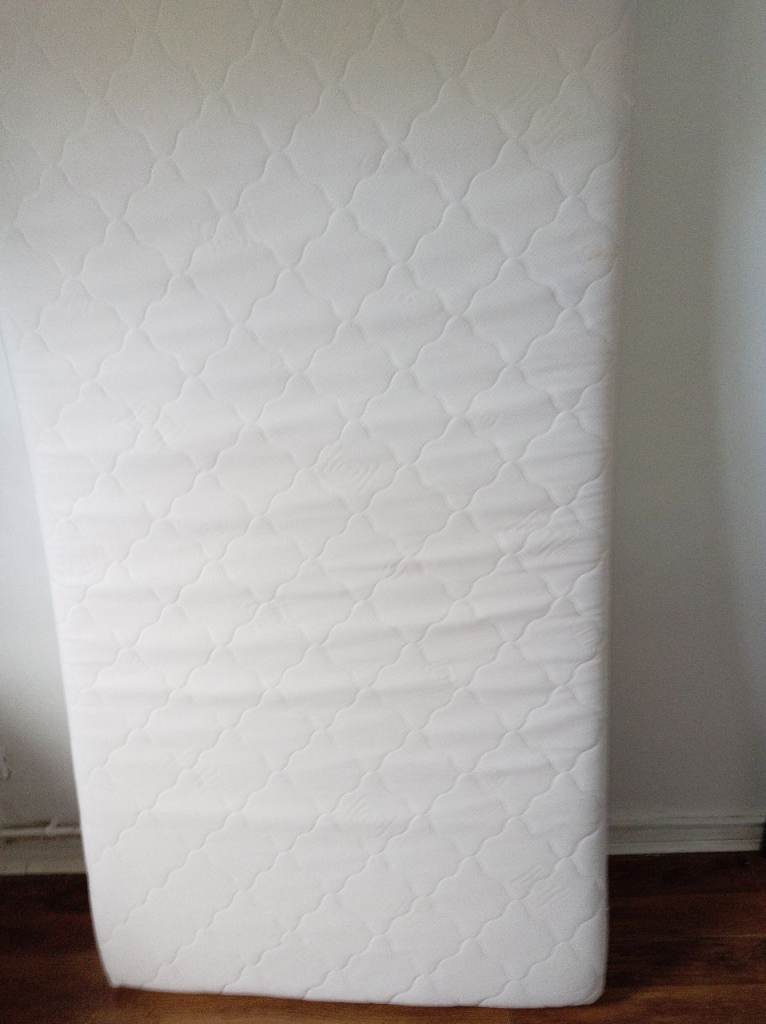 Memory foam single bed mattress 