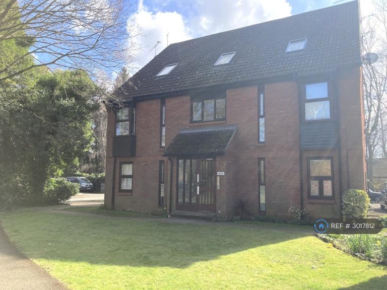 1 bedroom flat in Alterton Close, Woking, GU21 (1 bed) (#3017812)