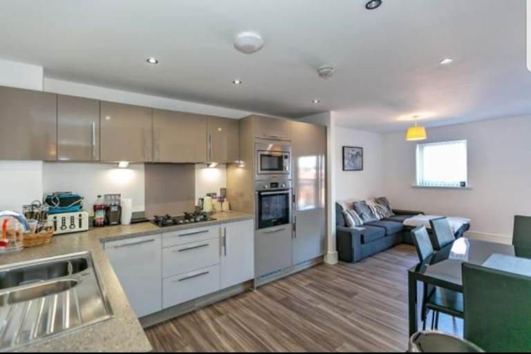 LARGE One Bedroom Flat In Bletchley