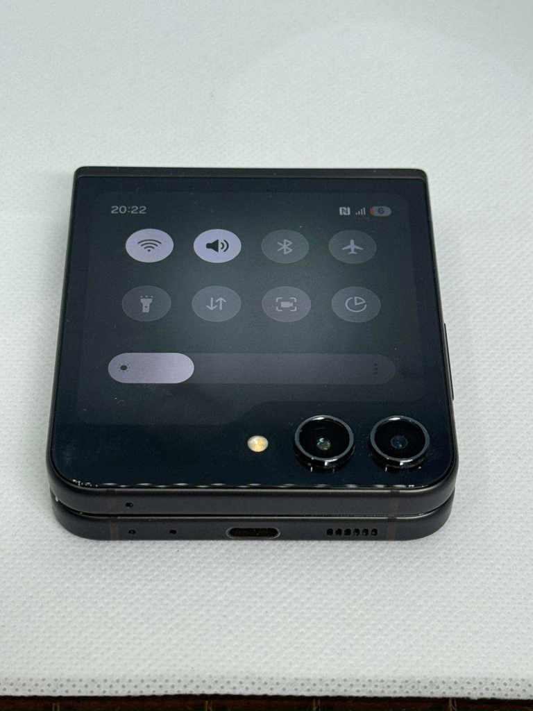 Samsung Galaxy Z Flip 5 - 256GB - Black (Unlocked) Smartphone