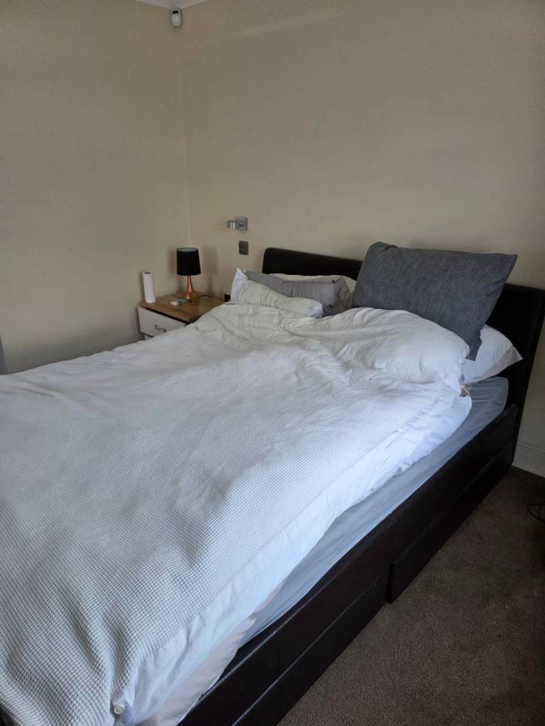 DOUBLE ROOM WITH SMALL SHOWER ROOM- SHORT TERM WELCOME