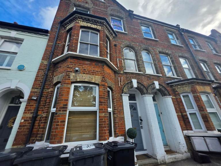 🏡 Top Floor 1/2 Bedroom Flat Available in the Heart of Brixton Company Let Welcome! 